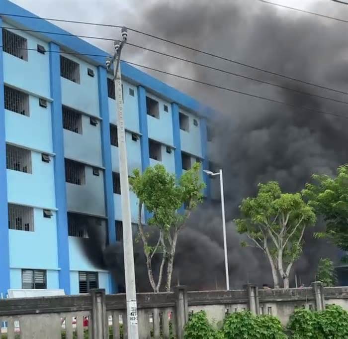 Cháy nhiều xe máy ở nhà xe của bệnh viện, cột khói bốc lên nghi ngút