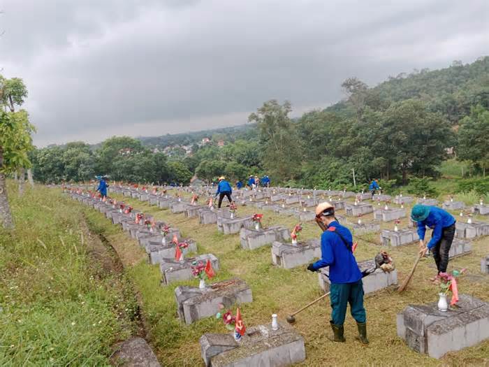 Thanh niên dọn nghĩa trang, đón hài cốt liệt sĩ hy sinh tại Lào về đất mẹ