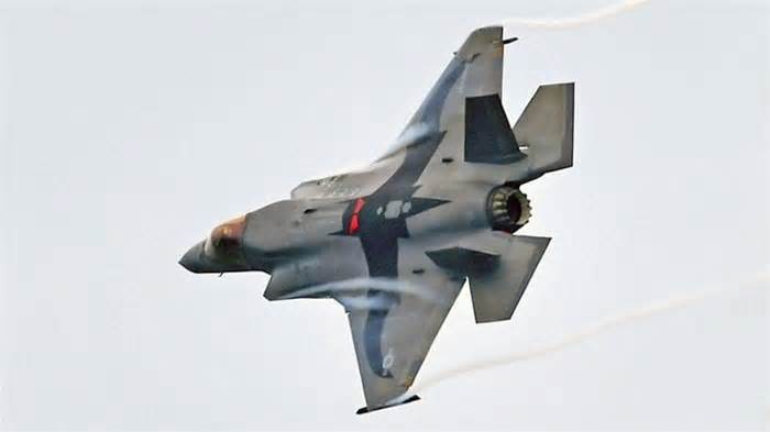 Xuất hiện biểu tượng dơi khổng lồ trên lưng chiếc F-35B Mỹ