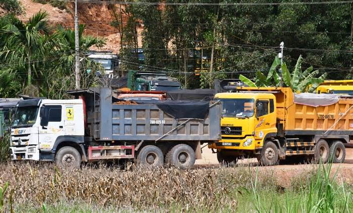 Thanh tra giao thông tuần tra cả Chủ nhật, ngăn đoàn xe tải 'hành dân' ở Quảng Ngãi