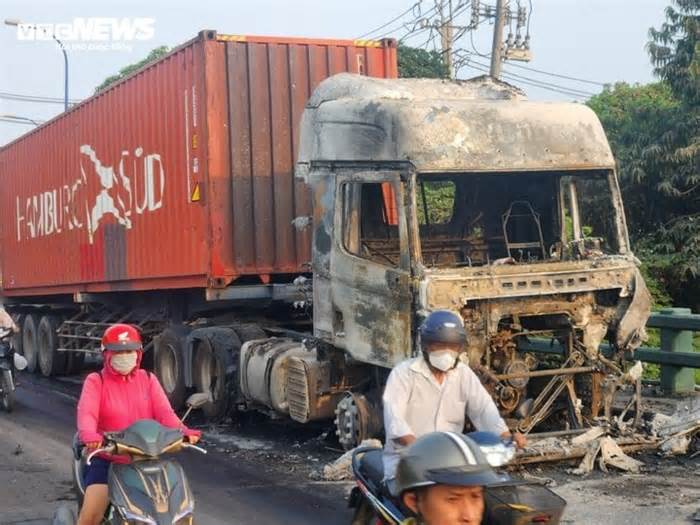 Xe container cháy trơ khung khi đang chạy trên đường ở TP.HCM