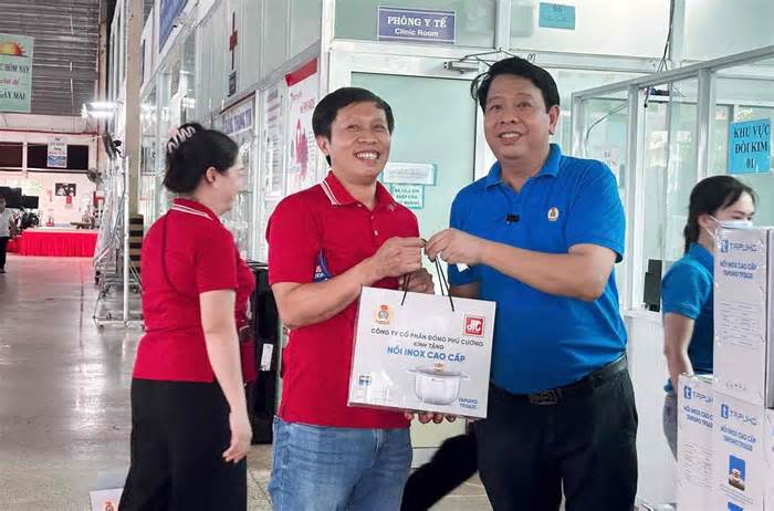 Công ty may ở Đồng Nai tổ chức cho hơn 2.300 công nhân đi du lịch biển