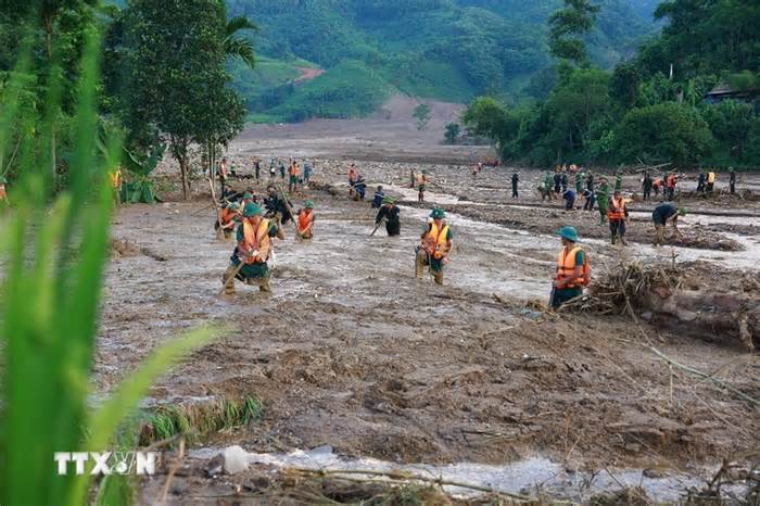 Thủ tướng trực tiếp lội xuống bãi lầy, chỉ đạo tìm kiếm nạn nhân tại Làng Nủ