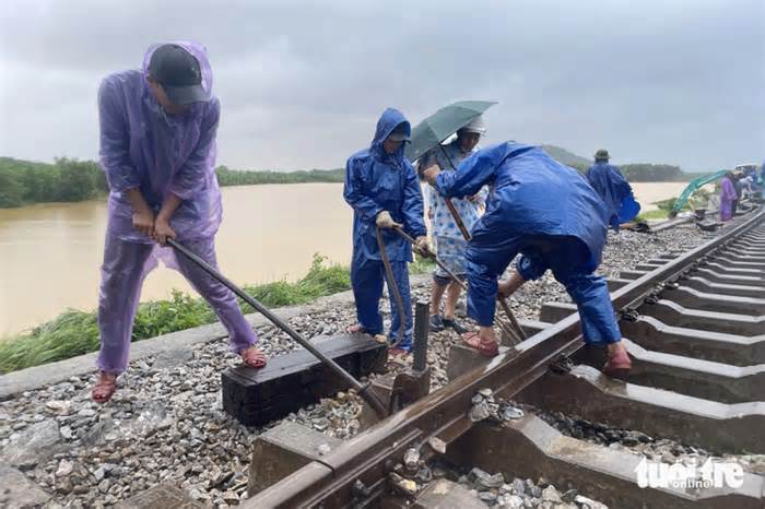 Hơn 1,3km đường sắt Bắc - Nam hư hỏng, có đoạn dịch khỏi tim đường 3,9m