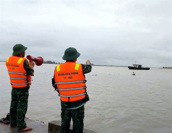 Thừa Thiên Huế cấm tàu thuyền ra khơi để ứng phó với áp thấp và mưa lớn