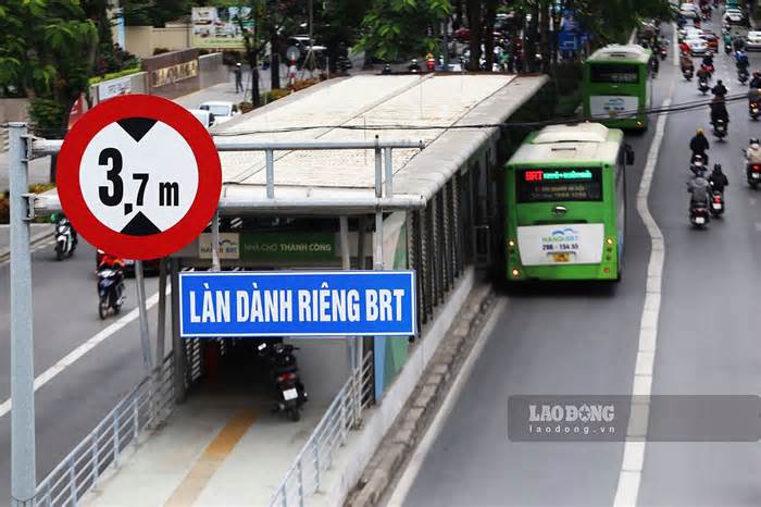 Lí do tháo biển báo 'Làn đường dành riêng cho xe buýt' trên tuyến BRT