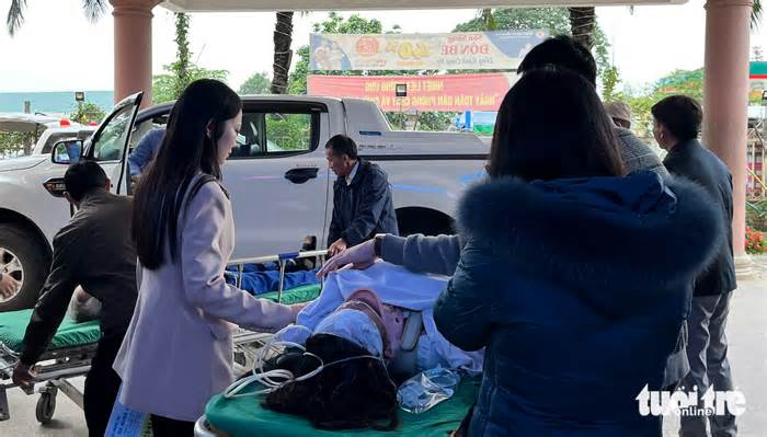 Chuyển nữ sinh bị thương do trần gỗ sập ra Hà Nội cứu chữa