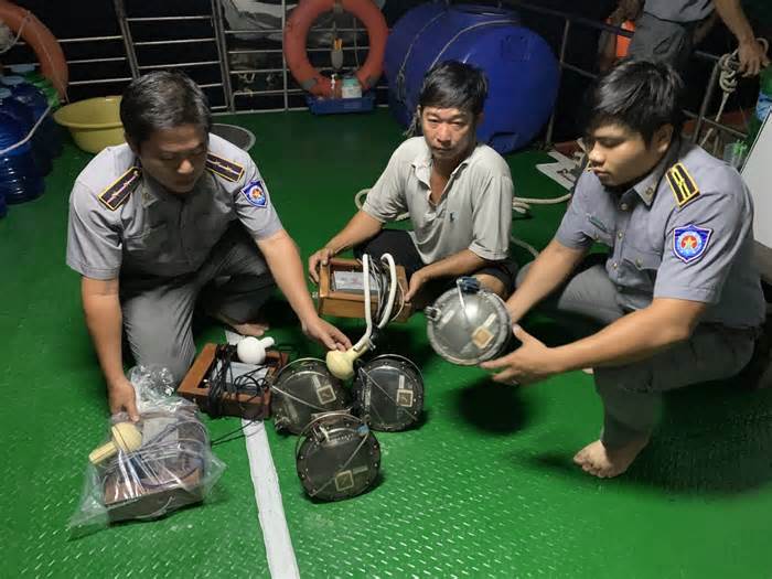 Phát hiện tàu cá không số chở 7 thiết bị giám sát hành trình cho tàu khác