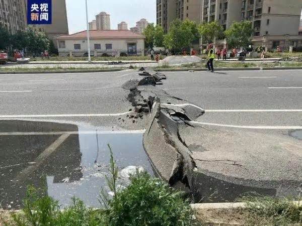 Trung Quốc sơ tán nhiều nhà cao tầng vì đường phố có nứt lớn