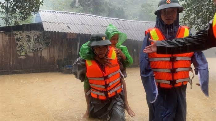 Quảng Bình: Nước lên nhanh, trong chớp mắt hơn 15.000 ngôi nhà bị ngập