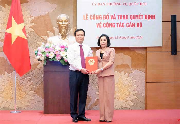 Bản tin 8H: Công bố và trao Nghị quyết của Ủy ban Thường vụ Quốc hội về công tác cán bộ