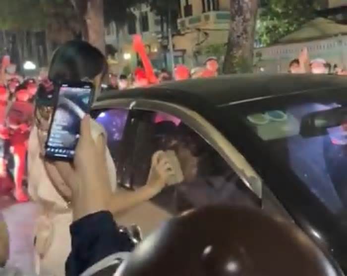 Người phụ nữ nghi đánh ghen, dùng gạch đập ô tô trên phố Hà Nội