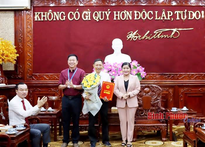 Chủ tịch UBND tỉnh Bỉnh Phước trao quyết định về công tác cán bộ