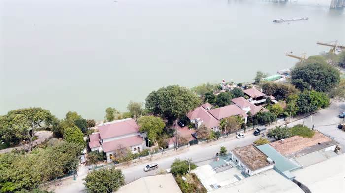 Cận cảnh những công trình như biệt phủ 'mọc' không phép trên đất Cảng Hà Nội