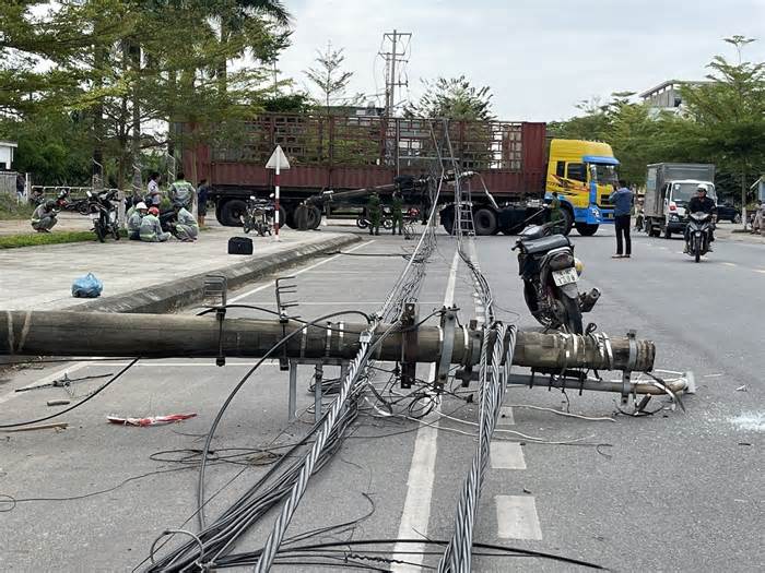 Ôtô tải kéo đổ dãy trụ điện ở TP Quảng Ngãi