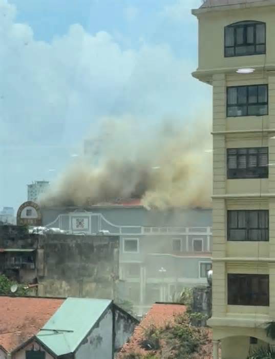 Cháy khách sạn ở Hà Nội, cột khói bốc nghi ngút