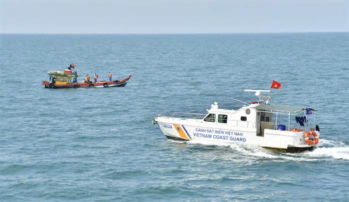 Cảnh sát biển ra quân xử lý tàu bao chiếm ngư trường trái phép ở Cà Mau
