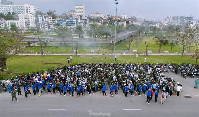 Hàng vạn thanh niên Hạ Long ra quân làm sạch môi trường