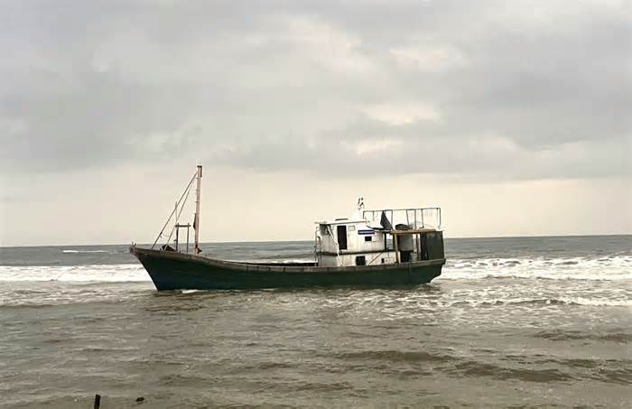 Tàu không người lái, có chữ nước ngoài dạt vào bờ biển Quảng Trị