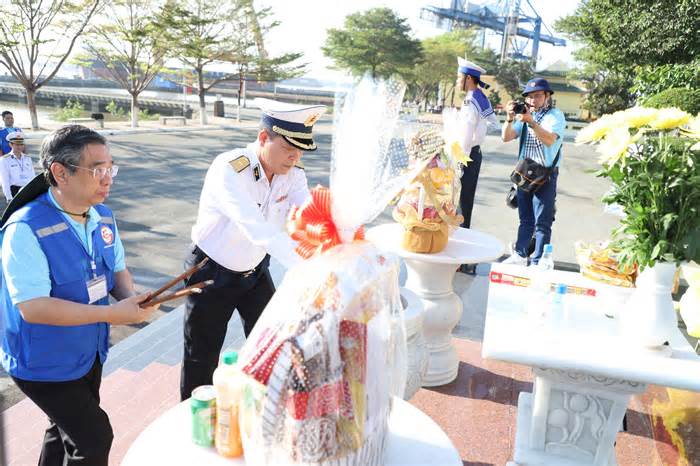 Đoàn đại biểu TPHCM bắt đầu hải trình thăm cán bộ, chiến sĩ, nhân dân các đảo Tây Nam