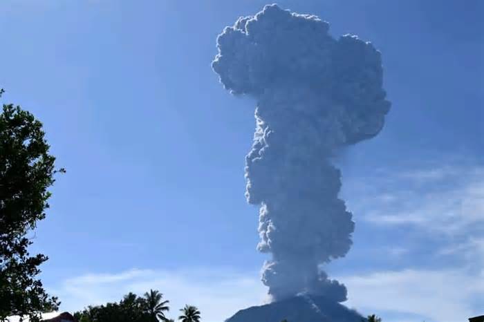 Núi lửa Indonesia phun tháp tro bụi cao 5.000 mét