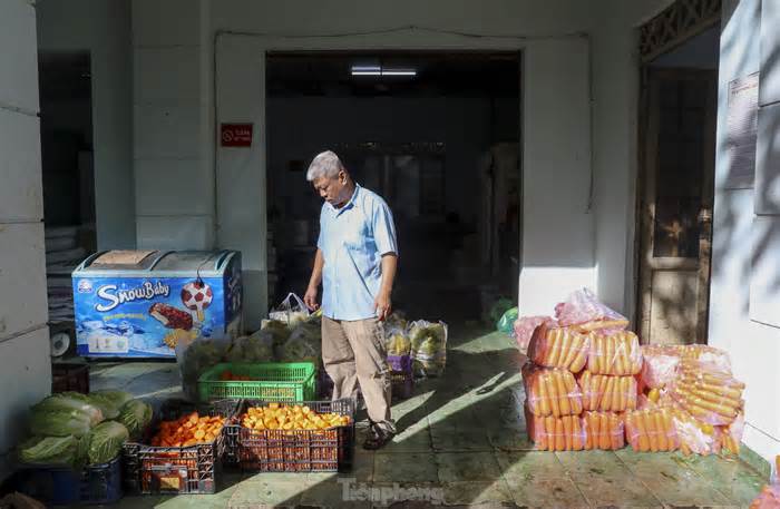 Một ngày làm việc của 'anh nuôi' muông thú 30 năm qua ở Thảo Cầm Viên