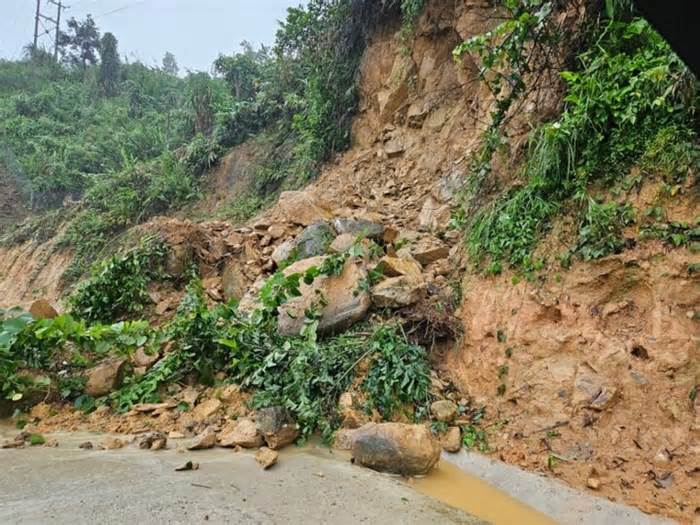 Mưa lớn gây sạt lở, chia cắt giao thông ở huyện miền núi Nam Trà My