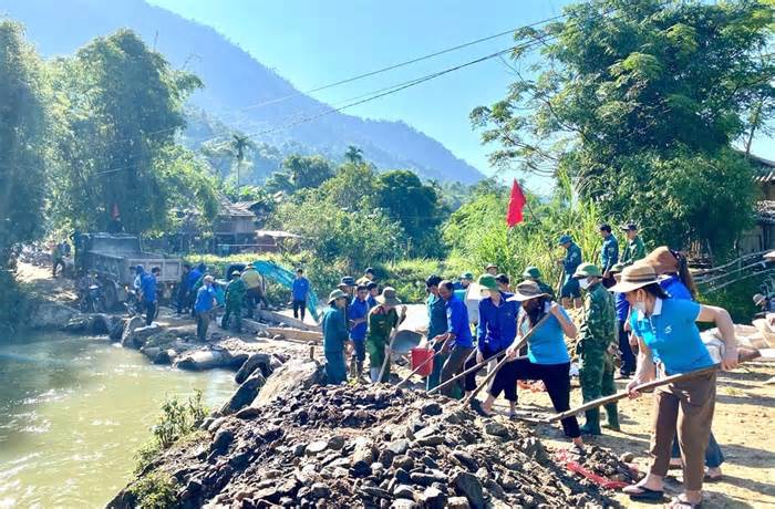 Thanh niên đổ bê tông làm cầu tràn vượt lũ cho học sinh đến trường