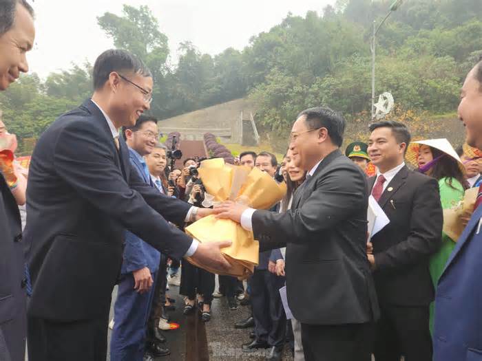 Những hình ảnh ấn tượng đoàn khách 150 người Trung Quốc vào Lạng Sơn