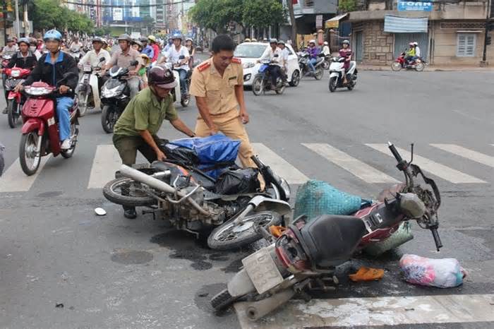 Lái xe máy gây tai nạn rồi bỏ trốn bị phạt bao nhiêu tiền?