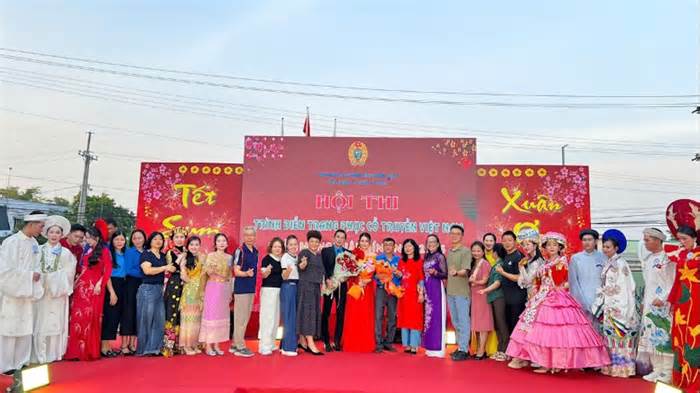 Đoàn viên, người lao động ở Đồng Tháp trình diễn trang phục cổ truyền