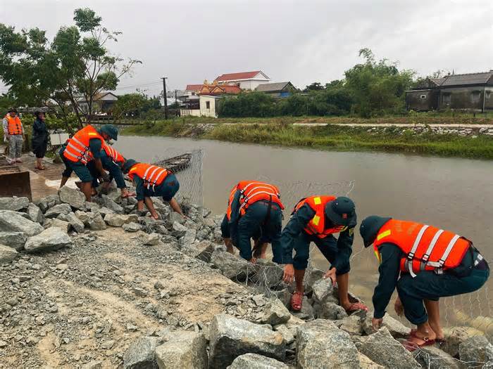 Chạy đua với bão số 4