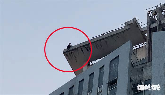 Đứng cheo leo trên đỉnh tòa nhà 27 tầng gọi điện làm cả phố náo loạn