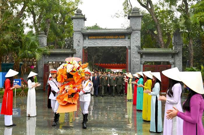 Đại tướng Tô Lâm dâng hoa, dâng hương tưởng niệm Chủ tịch Hồ Chí Minh