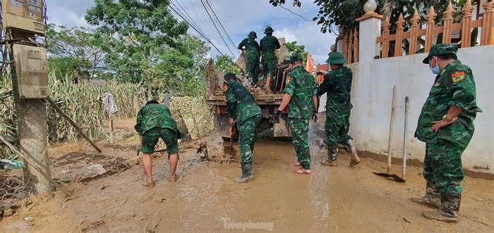 Lực lượng vũ trang Lạng Sơn giúp dân khắc phục hậu quả mưa lũ