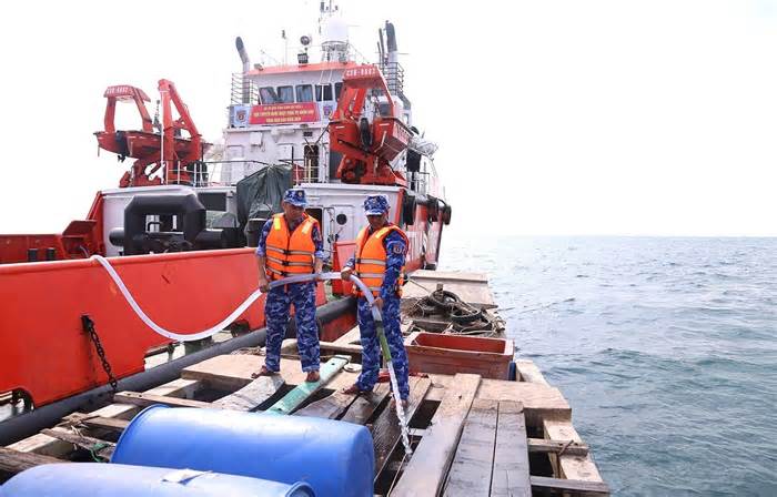 Cảnh sát biển điều tàu cấp nước cho dân đảo Hòn Chuối
