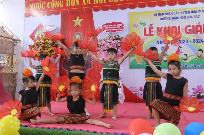 Học sinh đồng bào Cơ Tu vùng cao Đà Nẵng vui tới trường