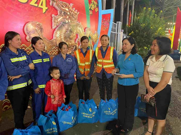 Công nhân dọn vệ sinh đêm giao thừa ở Bình Phước được tặng quà Tết
