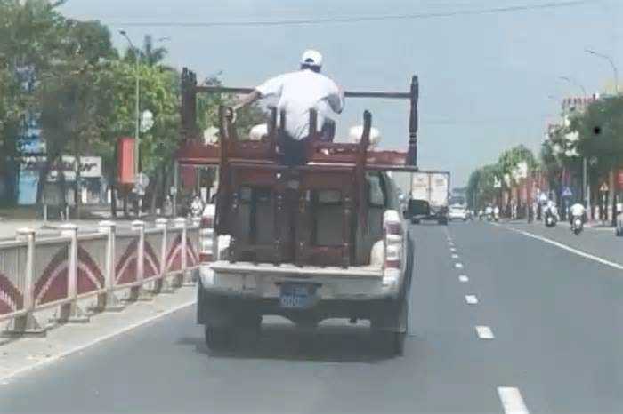 Tài xế lái xe biển xanh chở bàn ghế cồng kềnh và người ngồi phía sau thùng xe ở Huế bị xử phạt