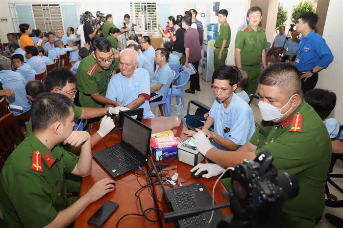 Công an TPHCM hỗ trợ cấp thẻ căn cước cho người khuyết tật cơ nhỡ