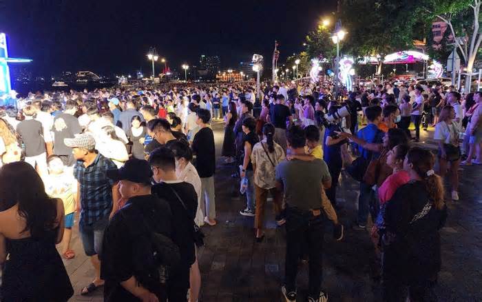 Người dân đổ về trung tâm TP HCM xem pháo hoa