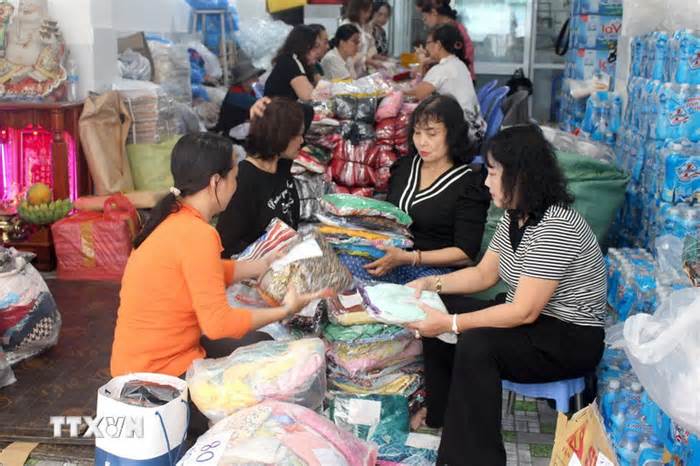 Lâm Đồng vận động, quyên góp tặng 1.000 bộ áo dài cho phụ nữ vùng biên