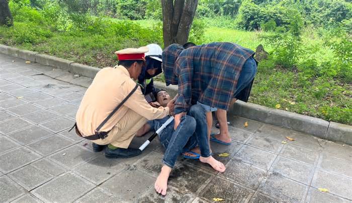 CSGT Thanh Hóa hỗ trợ người đàn ông bị co giật trên đường