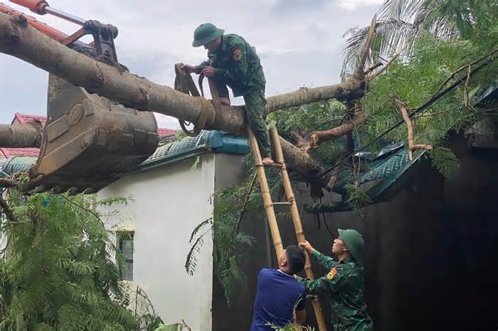 Bộ đội, dân quân, thanh niên hỗ trợ các hộ dân bị tốc mái nhà ở huyện Mường Lát