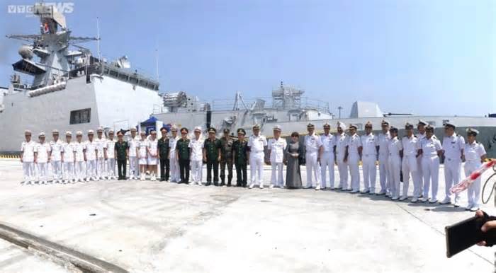 Cận cảnh khu trục tàng hình Ấn Độ cập Cảng Tiên Sa ở Đà Nẵng