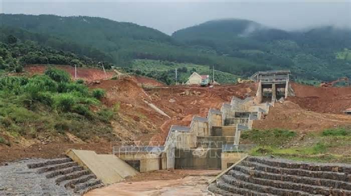 Sạt trượt đất nghiêm trọng bên dự án hồ thủy lợi ở Lâm Đồng