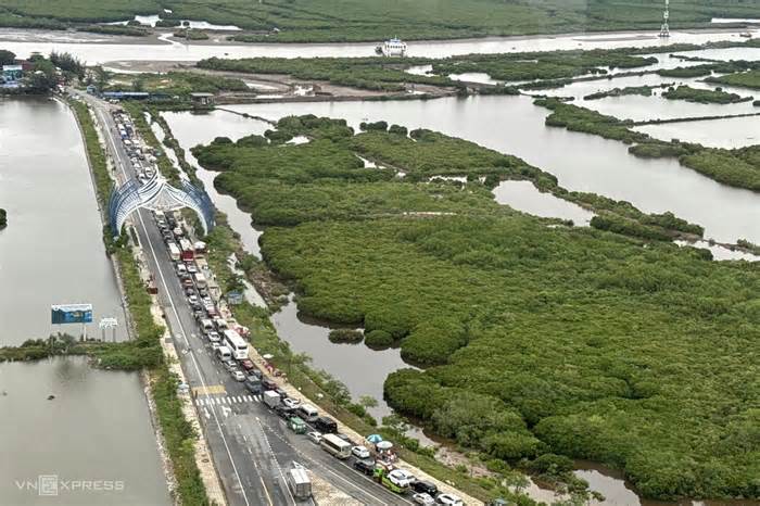 Du khách đổ xô rời đảo, phà Cát Bà tắc dài