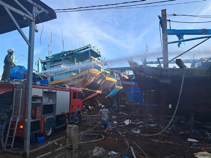 Cháy ụ sửa ghe ở Bình Thuận, nhiều tàu cá bị thiêu rụi