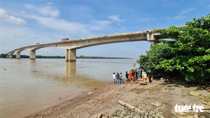 Bị tông trên cầu Hàm Luông, người vợ rớt xuống sông nay đã tìm được thi thể
