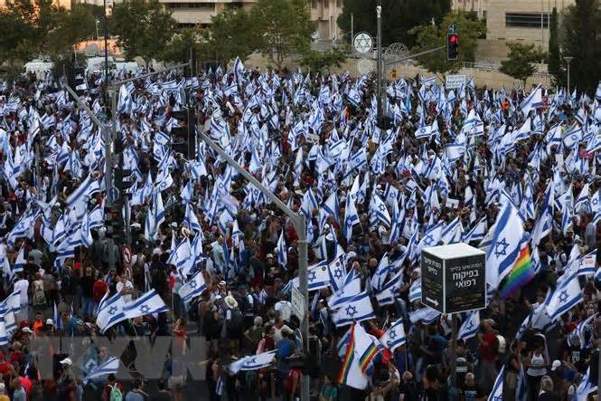 Người dân Israel biểu tình phản đối cải cách tư pháp trong tuần thứ 32